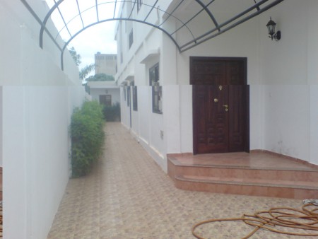 Le couloir donnant accès à l'arrière-cour